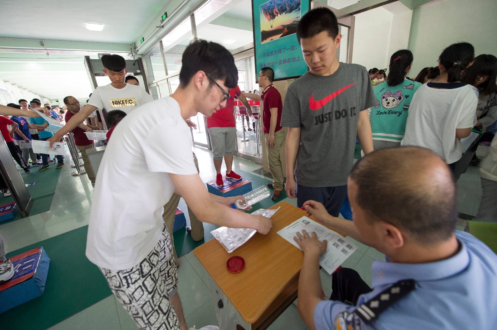 为什么高考都要过安检门检查