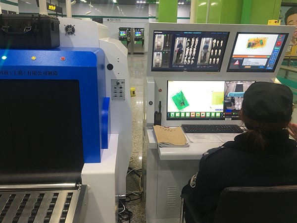 哈尔滨地铁警方开展安检查危违禁危险物品宣传活动