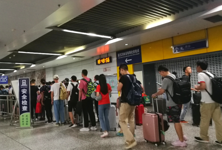 高铁换地铁，请多些“安检互认”